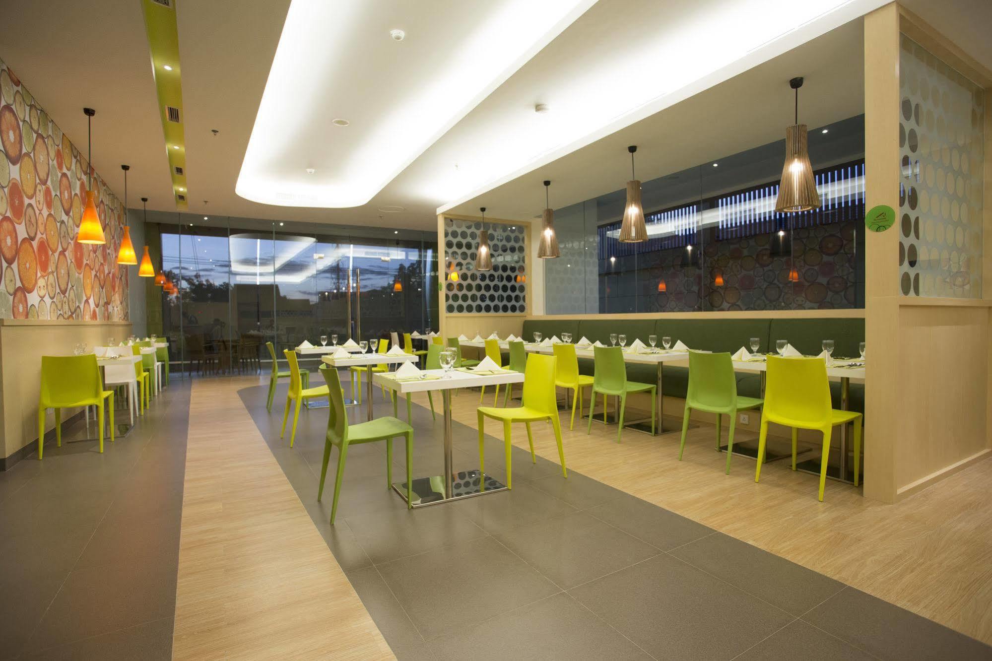 Zest Jemursari By Swiss-Belhotel International Surabaja Exteriér fotografie